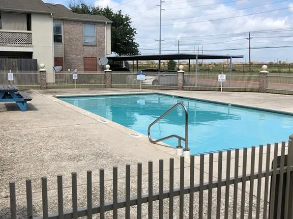 7600 Emmett F Lowry Expy APT 404, Texas City, TX 77591