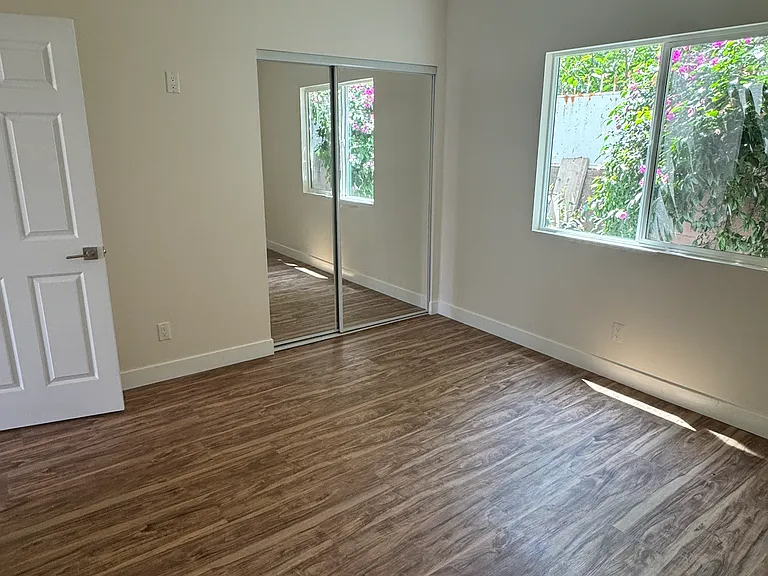 11914 Keswick St — Photo 11