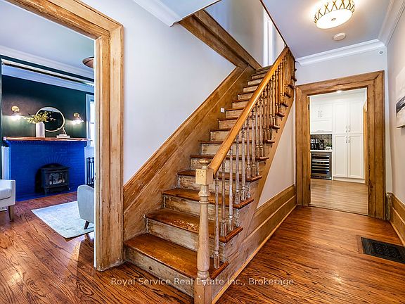 5th image of 127 Beaver St S