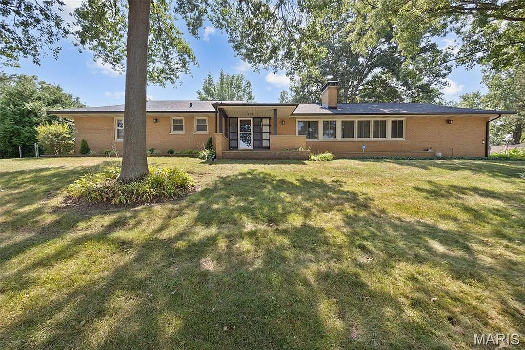 840 Brentford Dr photo 1
