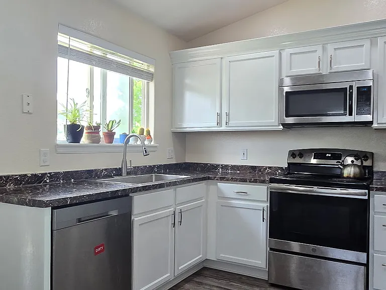 832 Pitkin Way — Photo 3