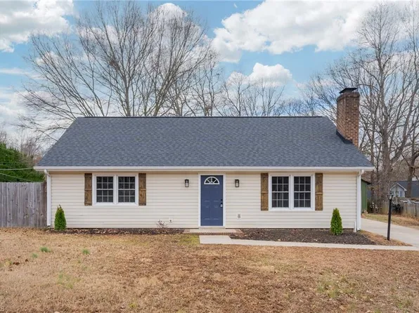 814 Pine Ridge Dr, Greensboro, NC 27406