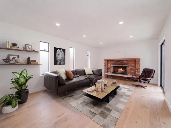 3974 W 10th Ave, Vancouver, BC V6R 2G8