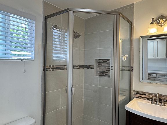 4th image of 2137 1/2 Glenada Ave