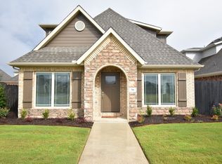 708 N Malbec Rd, Fayetteville, AR 72704