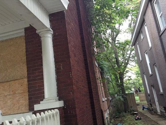 5th image of 401-403 Stoddart Ave