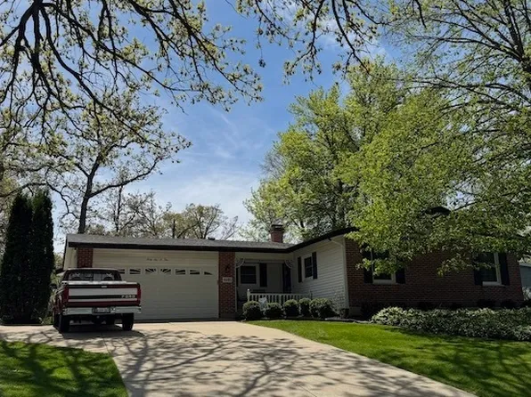 4605 Sussex Dr, McHenry, IL 60050