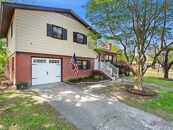 3rd image of 412 Eastwood Dr