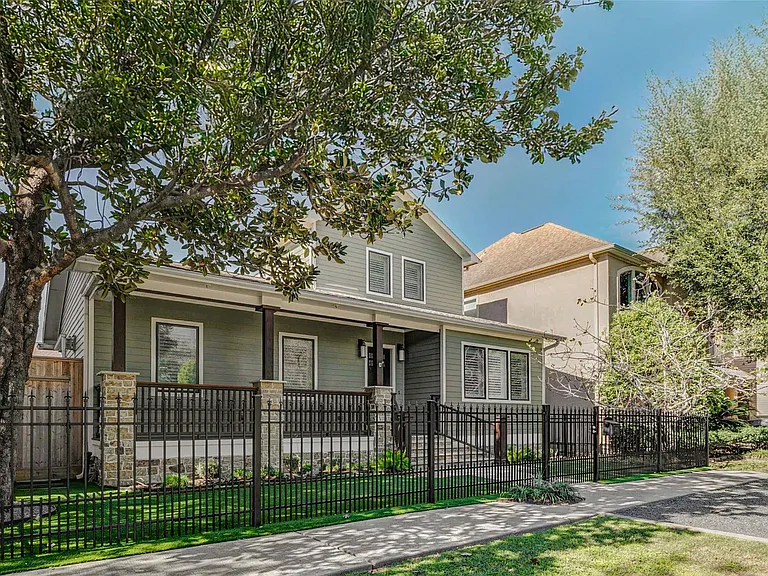 2219 Columbia St — Photo 2