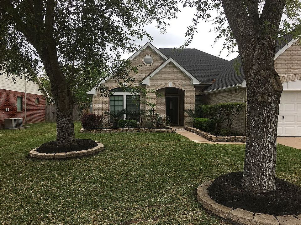 2nd image of 207 Cedar Lake Dr