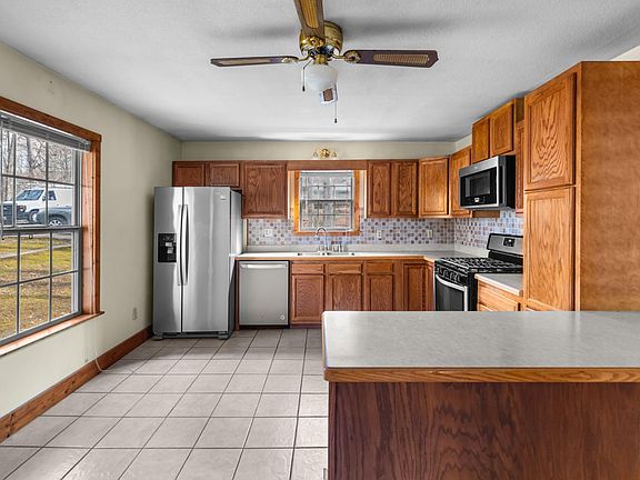 5th image of 1027 Dean Cir