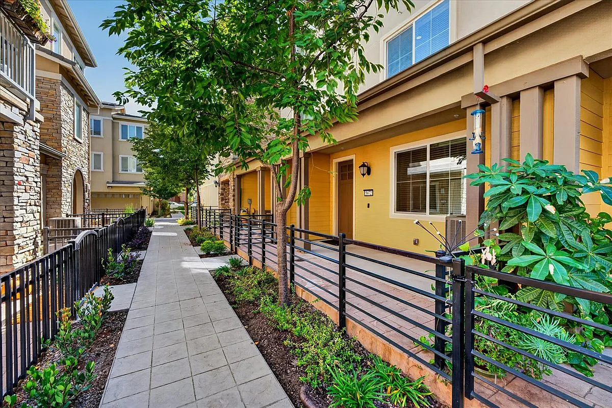 3 bed, 3.5 bath, 1901 sqft, $4,670 — Photo 3