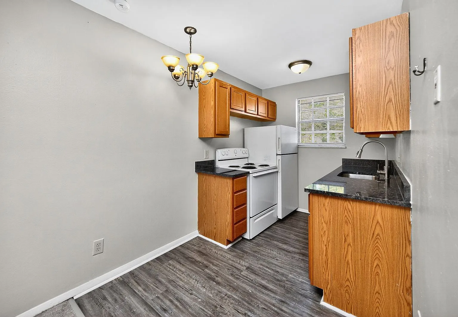 1 bed, 1.0 bath, 400 sqft, $899 — Photo 2