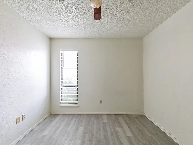 4925 Greenslope Dr — Photo 25
