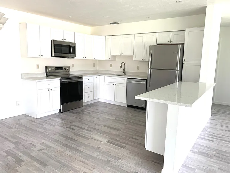 2219 SE 13th St — Photo 3
