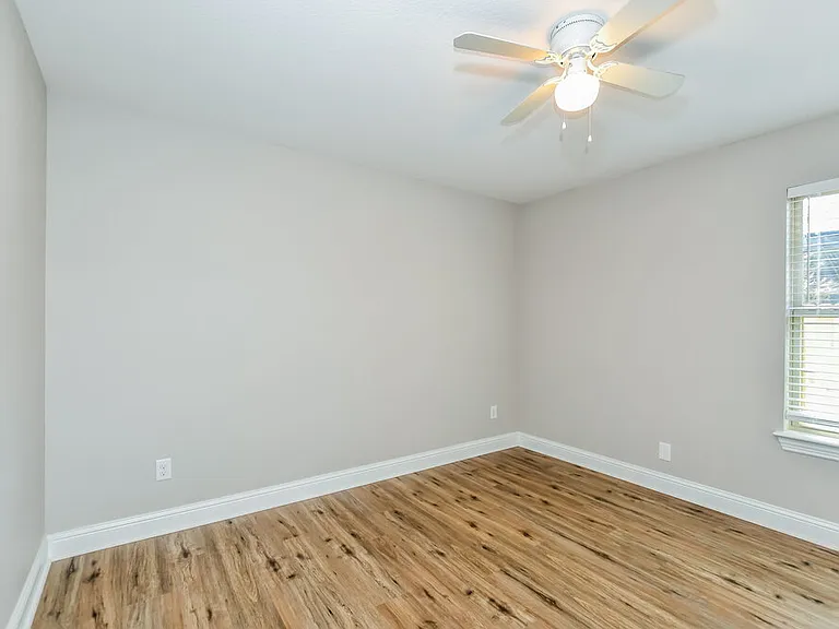 2913 Louis St — Photo 10