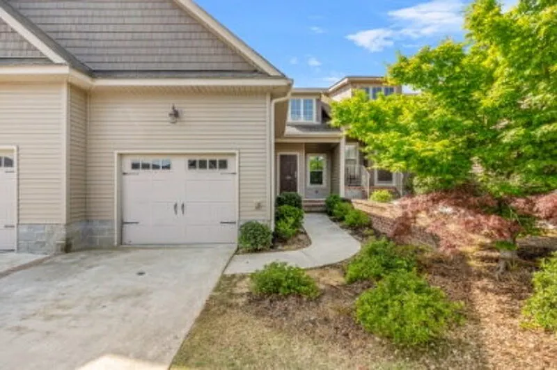 3 bed, 2.5 bath, 1452 sqft, $2,400 — Photo 1