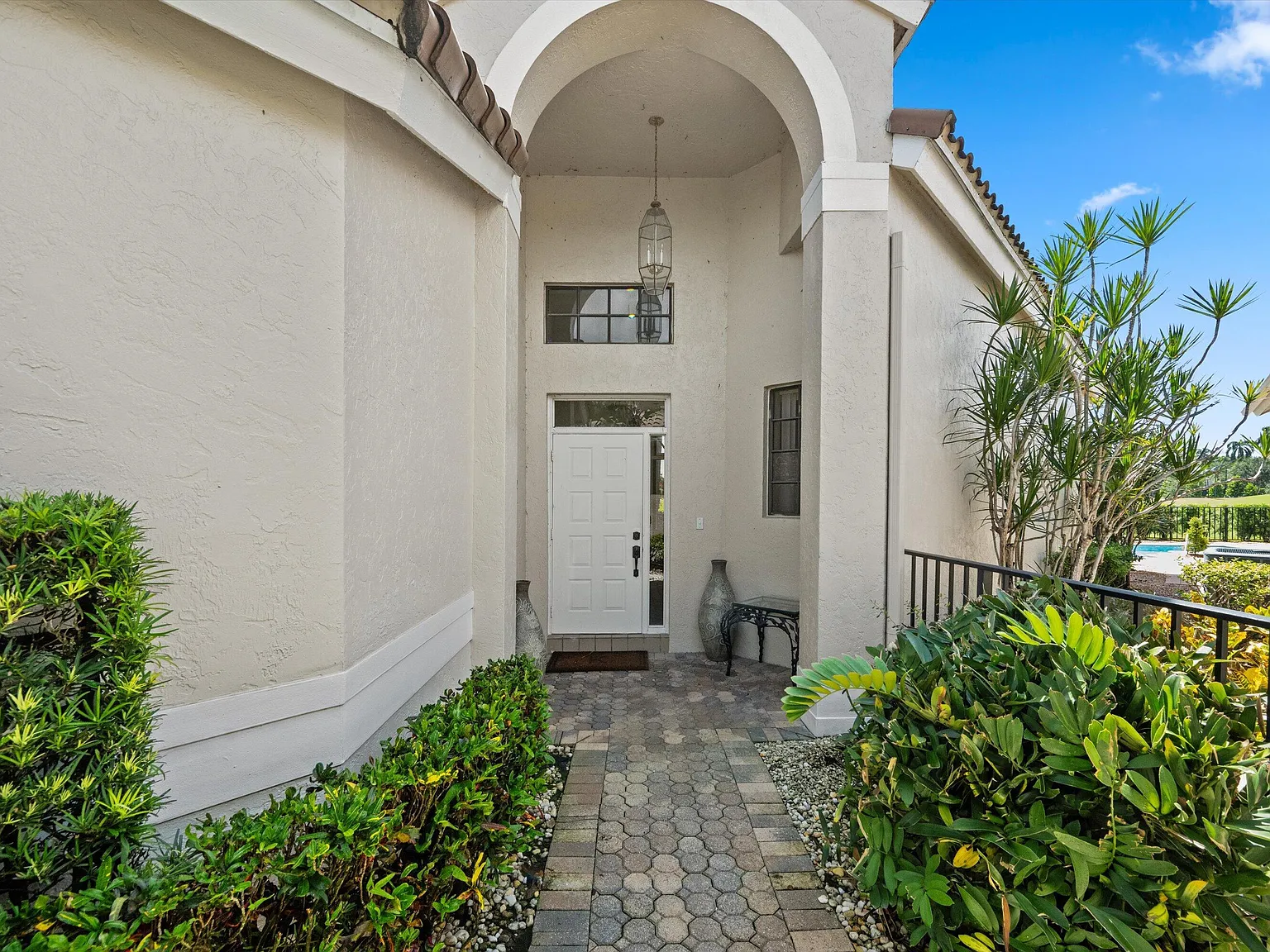 3 bed, 2.0 bath, 1851 sqft, $4,000 — Photo 2