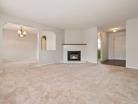 5th image of 46634 Elliott Ave