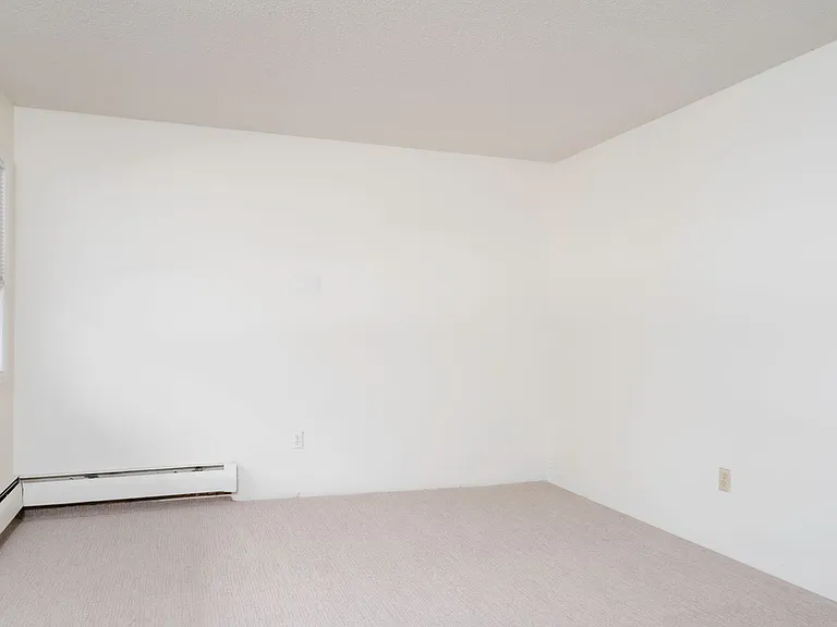 2122 Grand Ave S — Photo 3