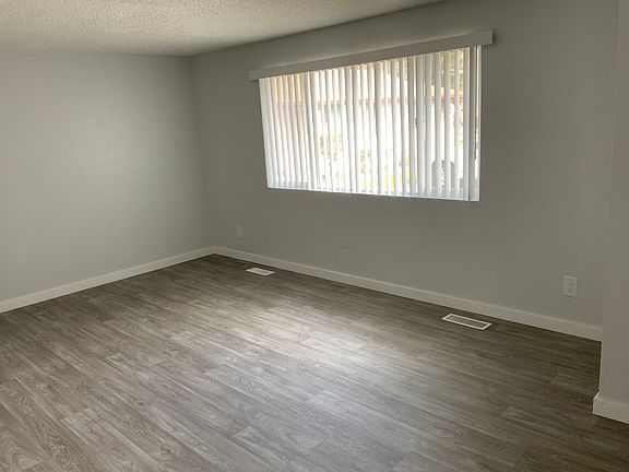 2nd image of 1615-1617 4th St SE #306