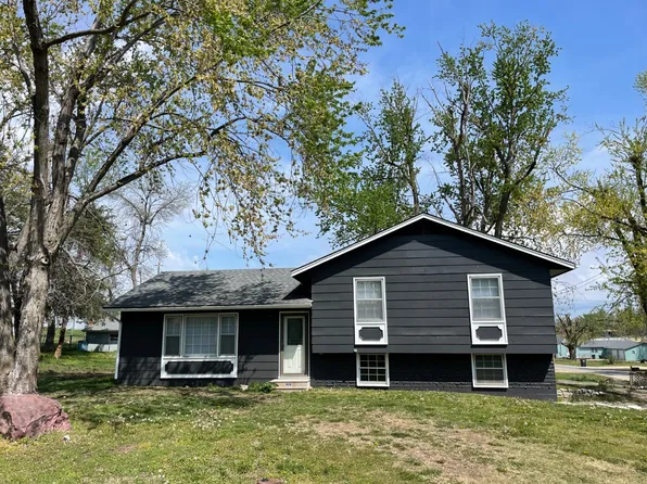 310 E Cochrun St, Westmoreland, KS 66549