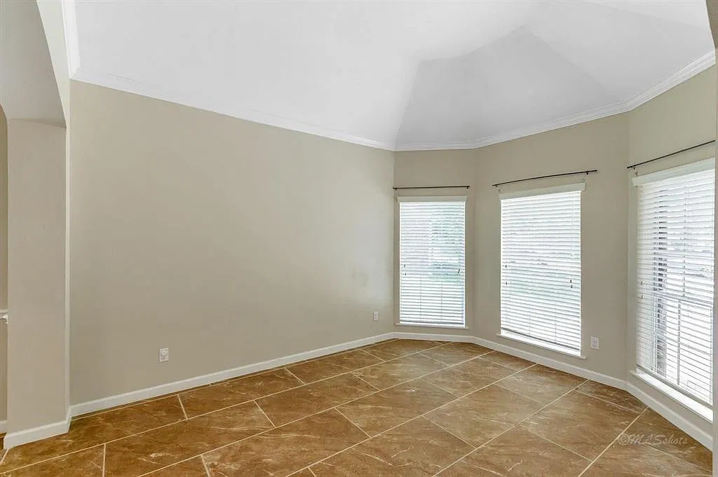 5 bed, 2740 sqft, $2,650 — Photo 4