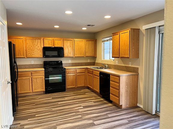4th image of 950 Cantabria Heights Ave
