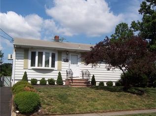 25 Gateway Ave, Iselin, NJ 08830