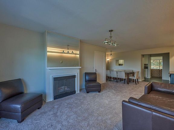 3rd image of 1105 Golden Oaks Ln