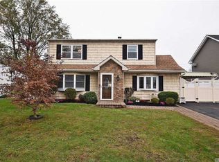 37 Dogwood Ln, Levittown, NY 11756