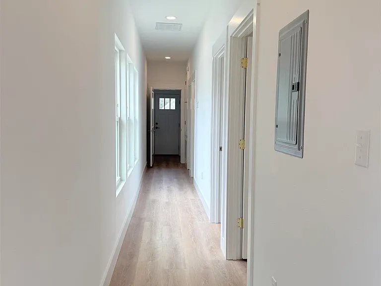 1901 N Davis Hwy — Photo 10