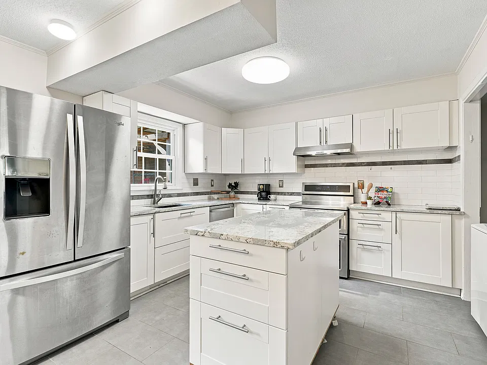 Kitchen with moveable island
