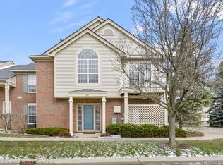 7201 Farmingdale Ln, Walled Lake, MI 48390