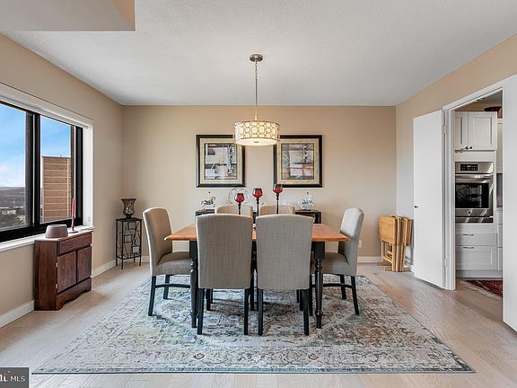 4th image of 307 Yoakum Pkwy APT 1107