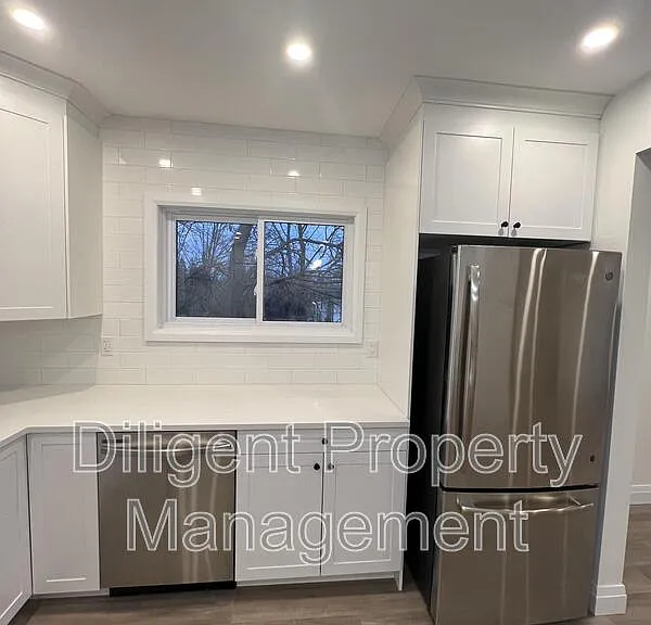 438 Bellevue St #UPPER — Photo 11
