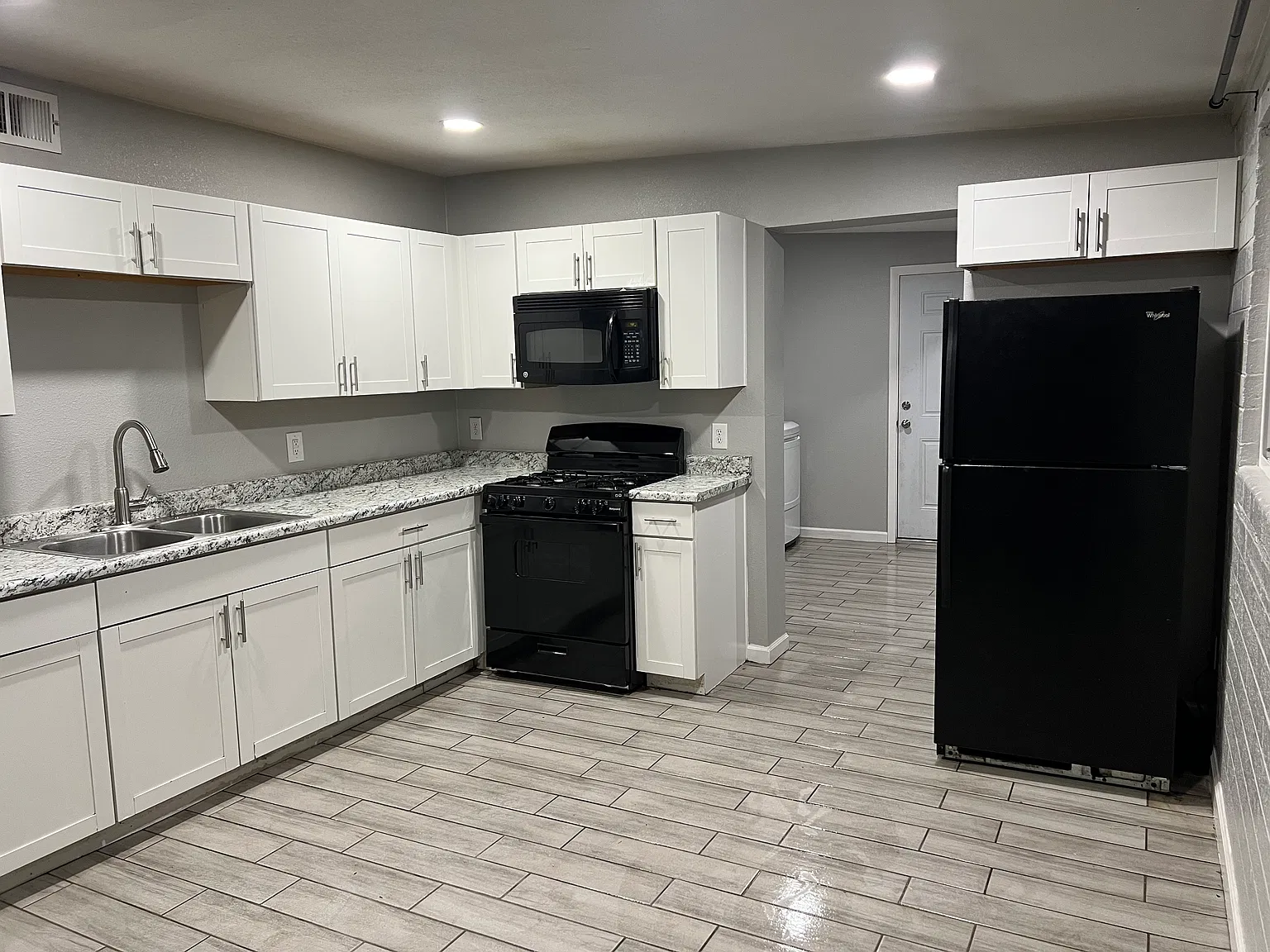 3 bed, 1.5 bath, 991 sqft, $1,800 — Photo 1