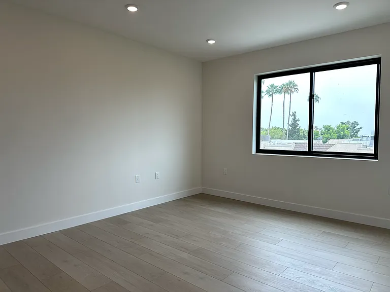941 N Martel Ave #102 — Photo 24