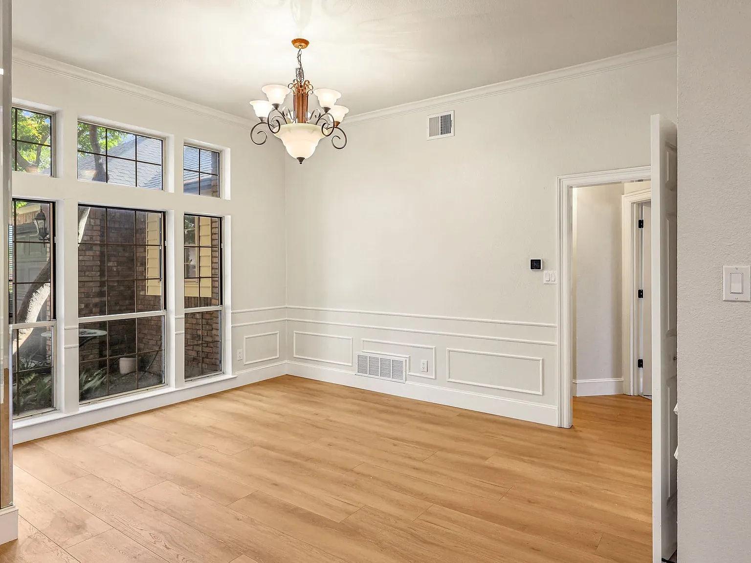 3 bed, 2.5 bath, 2552 sqft, $3,000 — Photo 2