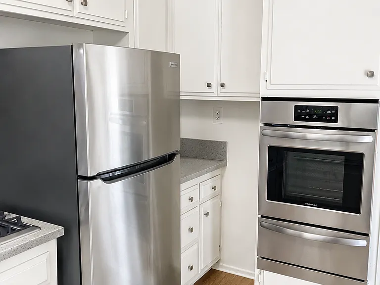153 S Hayworth Ave #202 — Photo 3