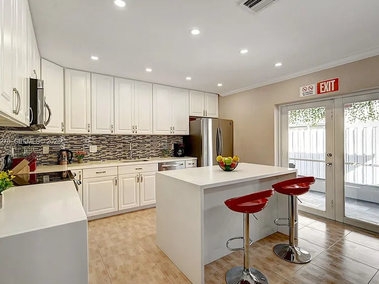 825 Harrison St — Photo 4