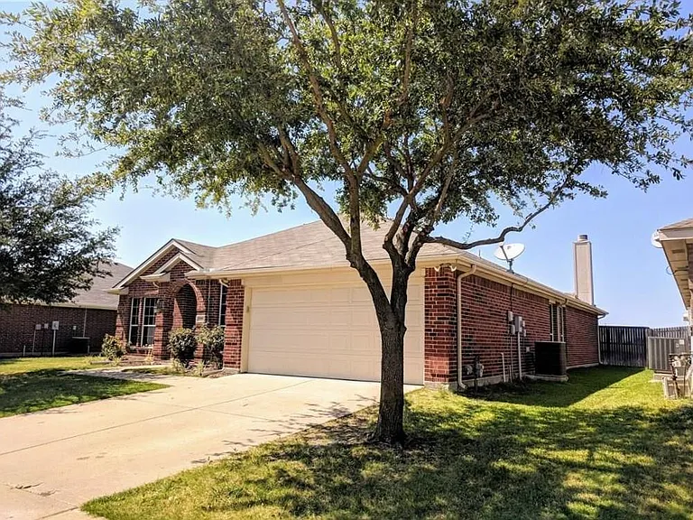 2200 Fieldcrest Dr — Photo 5