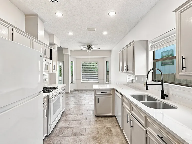 2207 Lancaster Gate Cv — Photo 36