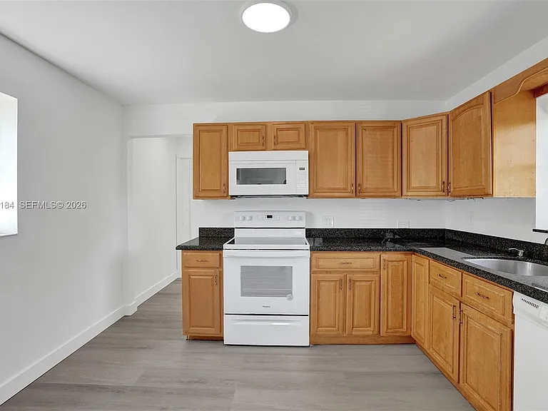 2804 SW 16th St — Photo 7