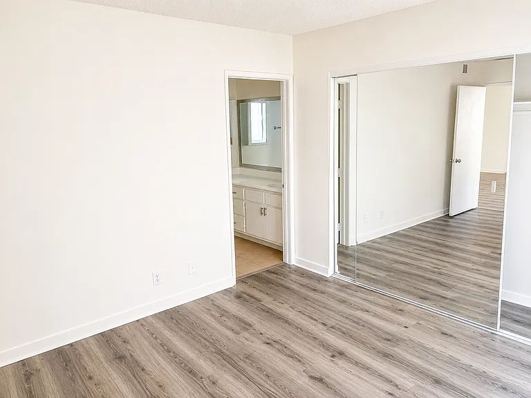 15020 Burbank Blvd — Photo 13