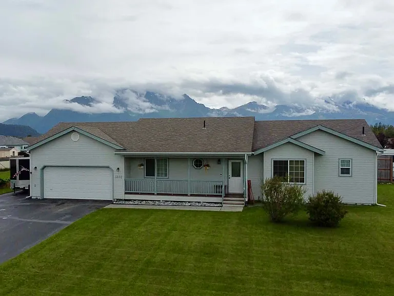 1372 N Angus Loop — Photo 1