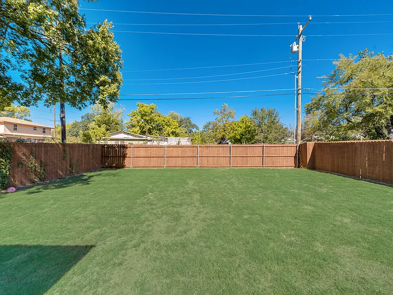 919 W Collins St — Photo 13