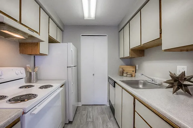 Waverly Gardens Apartments — Photo 11