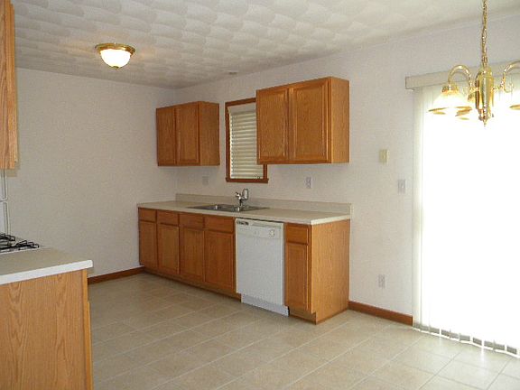 2nd image of 3032 Hamlin Dr