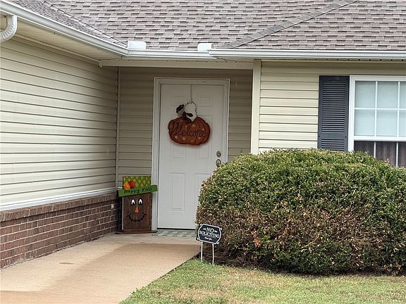 4th image of 607 Persimmon St SW